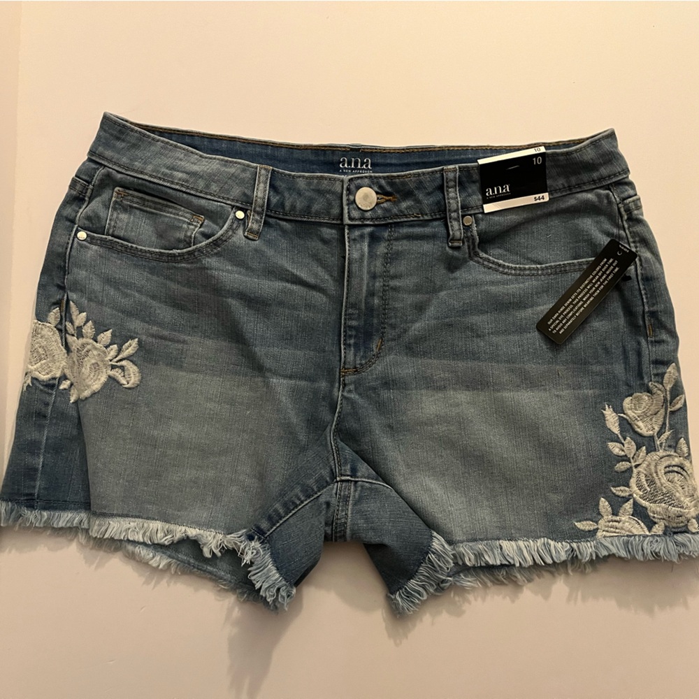 *NWT A.N.A. Floral Embroidered Shorts - Women’s Size 10